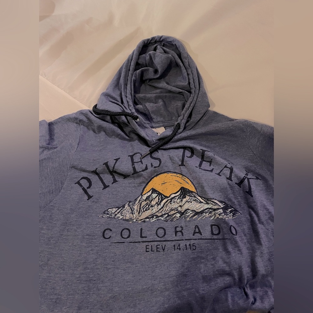 ‘Pikes Peak’ long sleeve top w/ hood